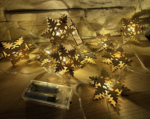 Obrázek z Dřevěný vyřezávaný světelný řetěz na baterie 10 ks 