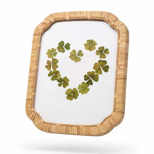 Obrázek z Unikátní česká dekorace z 12 pravých čtyřlístků poskládaných do tvaru srdce v luxusním dřevěném rámu s akrylátem 